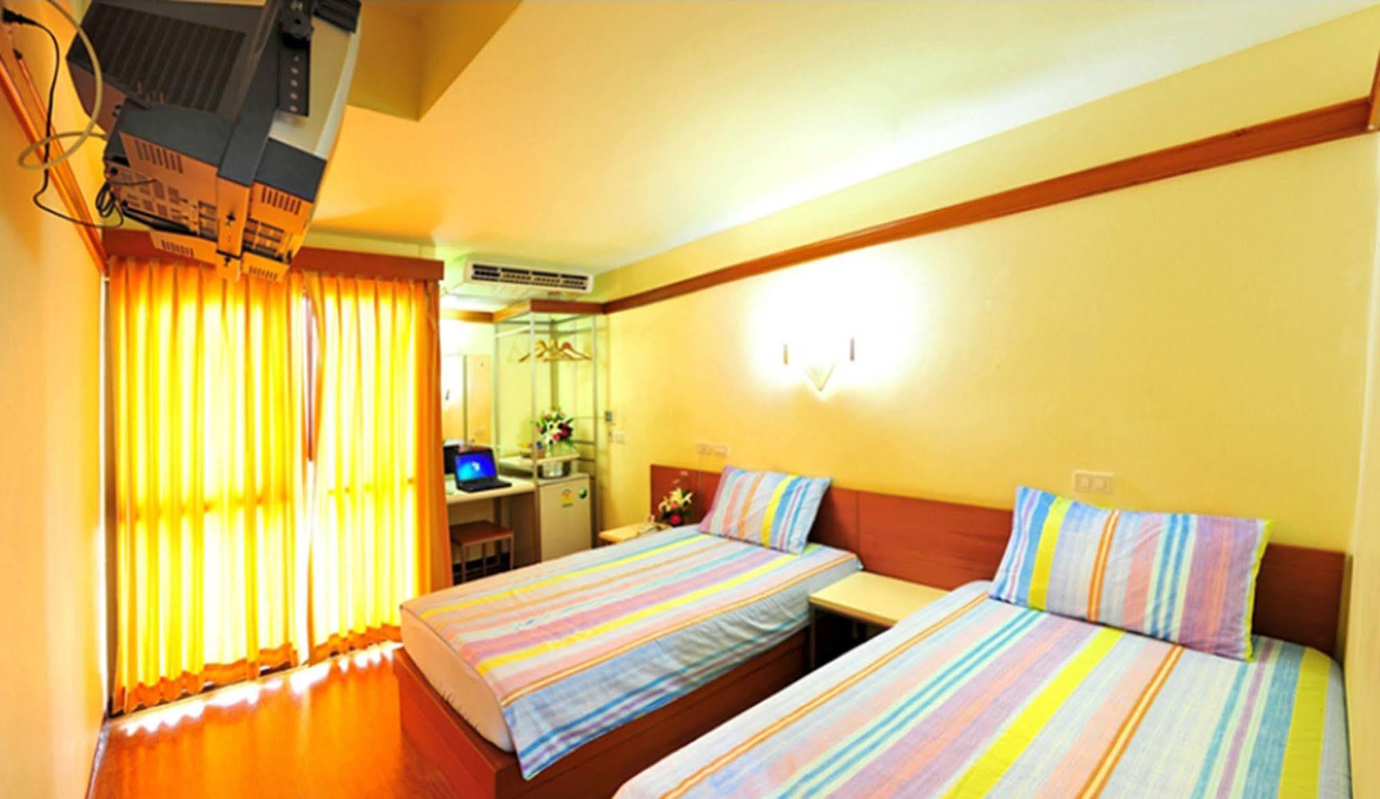Mad Monkey Hostel 방콕 외부 사진